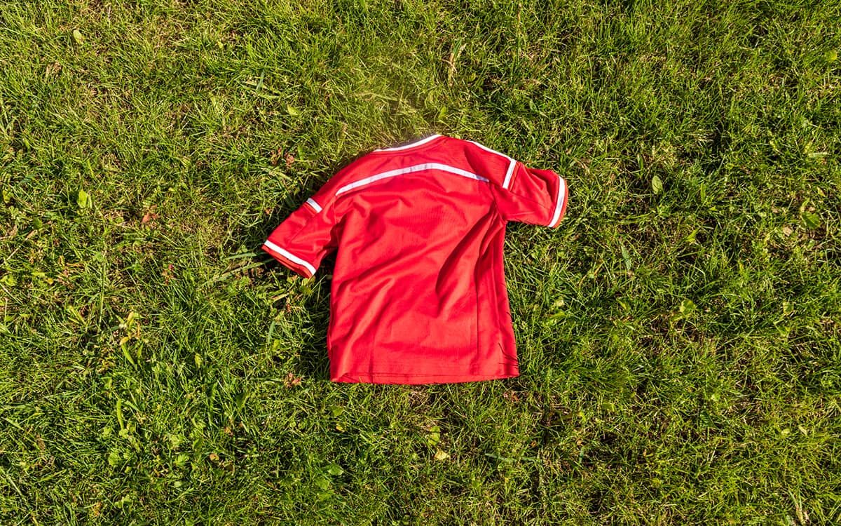 Wie entfernt man einen Aufdruck von einem Trikot?